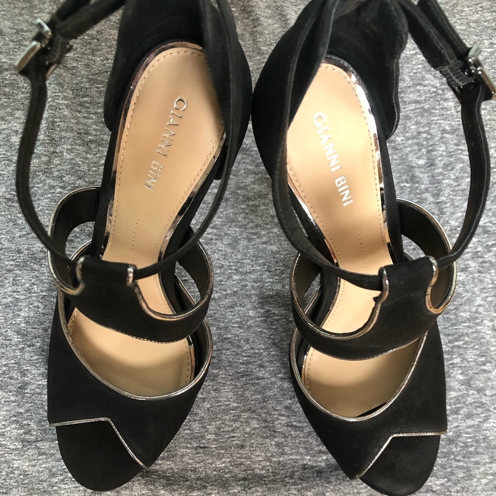 Elegant Black Suede Gianni Bini Peep Toe Platforms